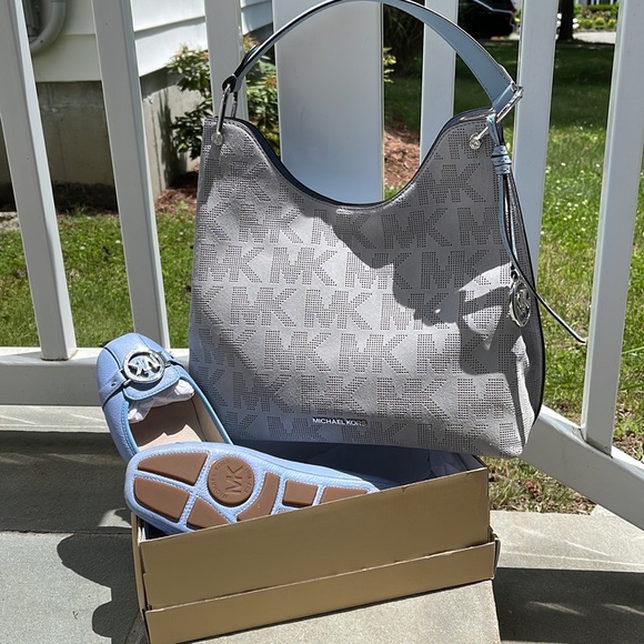 Micheal Kors Light Blue Leather&Suede Hobo bag. Pair w/matching leather shoes. - Picture 14 of 16